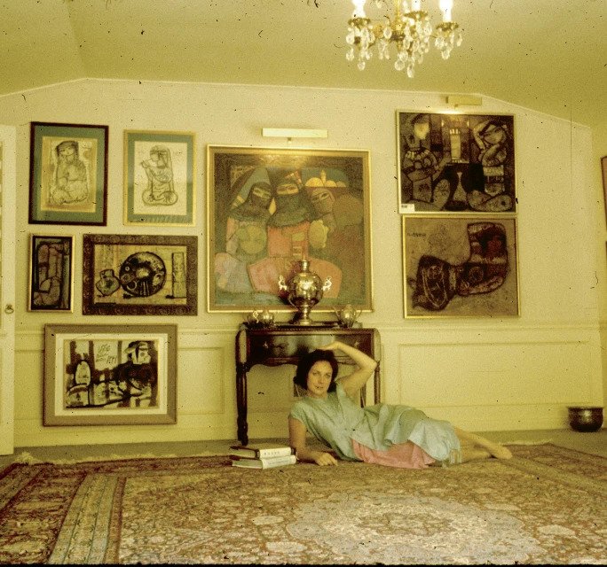 شِیلا آذری در مقابل بخشی از مجموعه خود